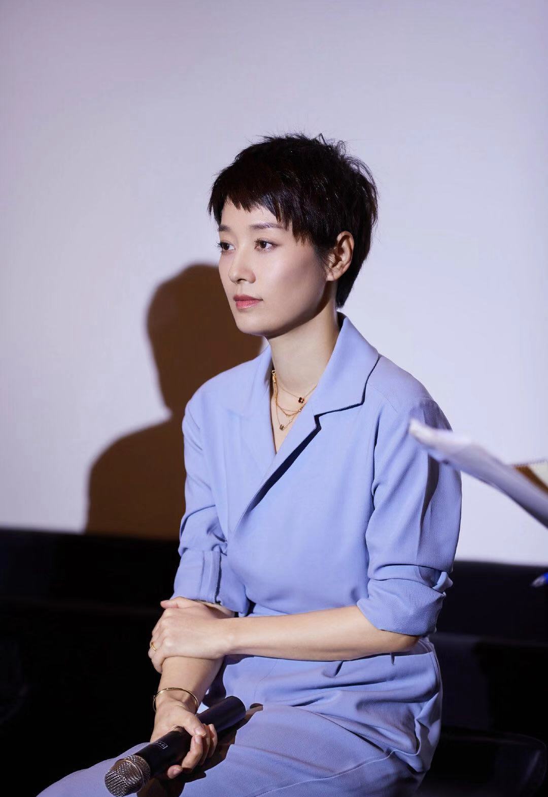 马伊琍又穿一身淡紫色套装,仅仅只是将头发剪短,气质就不一样了