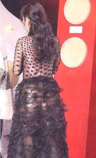 杨幂"渔网"礼服背面首曝光,网友:像没刮干净的鱼鳞