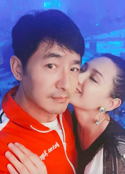 郭晓东撇下儿子带老婆逛水族馆, 还和程莉莎罕见亲吻玩自拍!