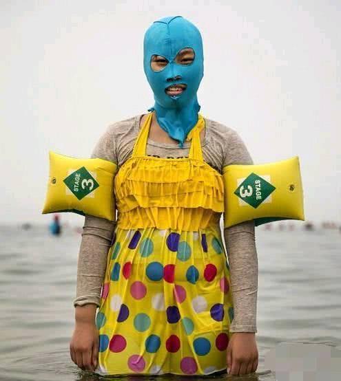 搞笑图片幽默段子笑话:这标语也是厉害了,谁会在这边游泳啊?