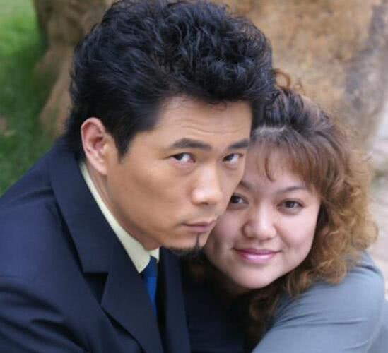 他跑多年龙套没有名气,年过四十才成名,与妻子裸婚甜蜜惹人羡|海顿