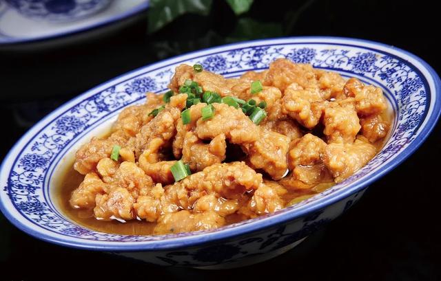 炸"小酥肉"时,挂糊用面粉还是淀粉?很多人弄错了,难怪不酥脆