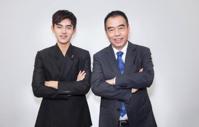 新人演员陈飞宇演讲口误,胡歌笑成表情包,模仿陈凯歌获掌声一片
