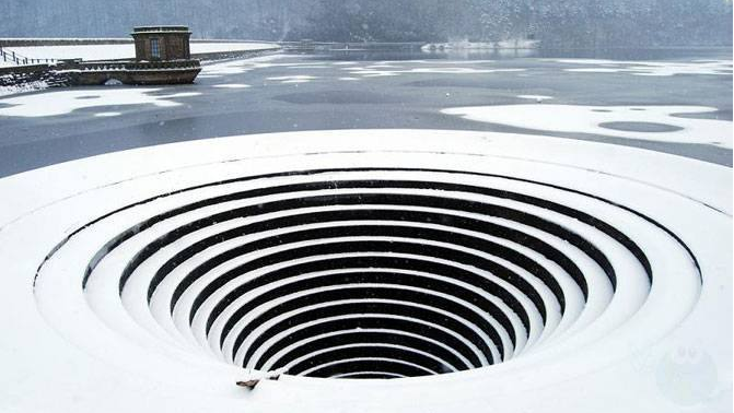 美国水库的奇怪洞穴,深不见底仿佛无底洞,你知道作用吗?