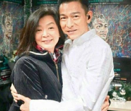 刘德华与陈玉莲近照曝光,2人拥抱在一起场景好温馨,网友:经典