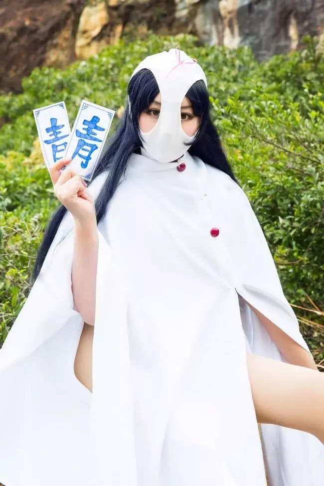 美少女cos黄段子世界,全靠一块布遮挡,服饰仅靠两颗扣子支撑