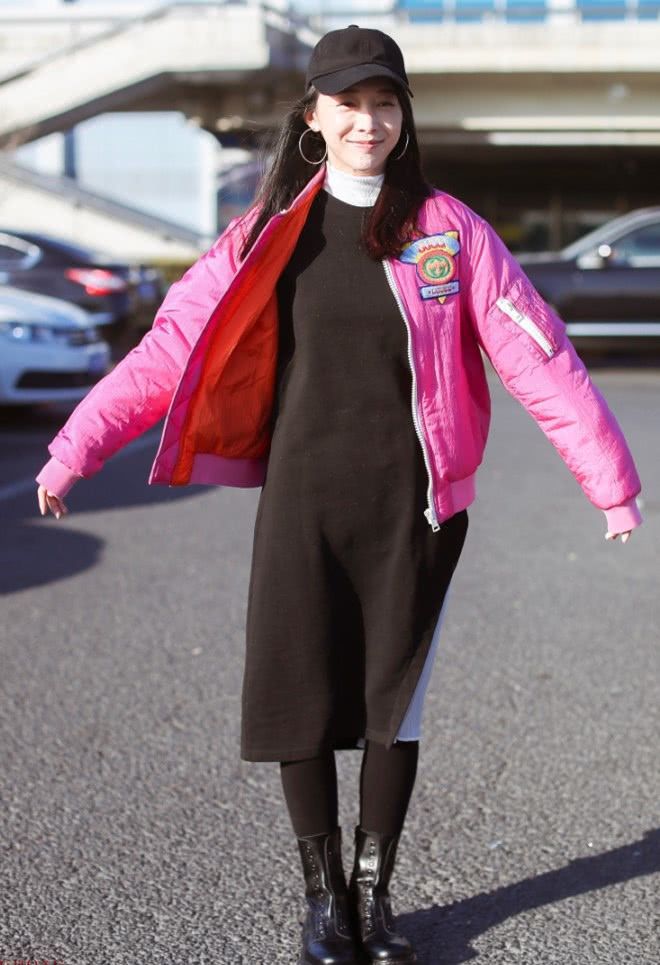 孙佳奇身穿水桶裙比心卖萌没想到却暴露了小粗腿