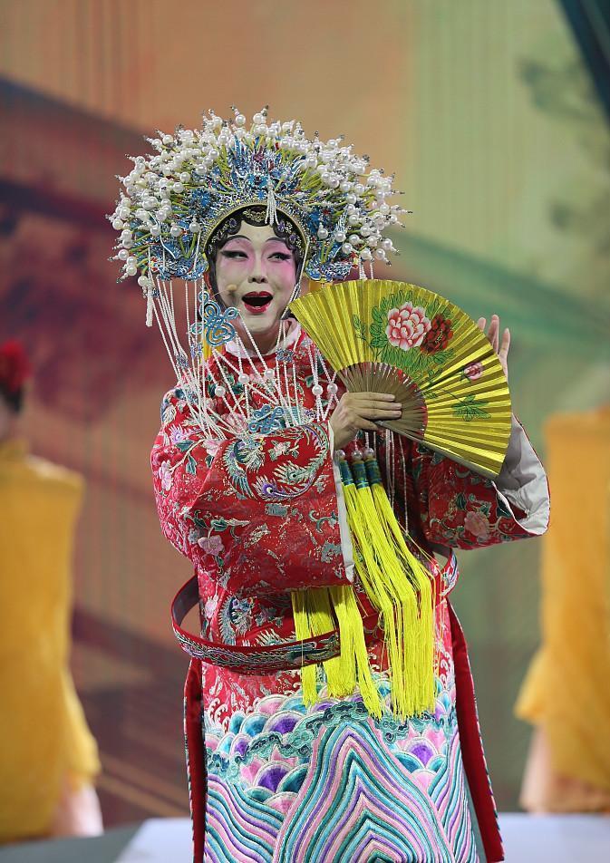 李玉刚体力不支脚底打滑险摔倒, 挤眉弄眼略缓解尴尬