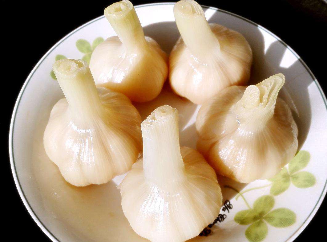 腌糖蒜时,用红糖还是白糖?很多人弄错,难怪腌好的蒜会发黑