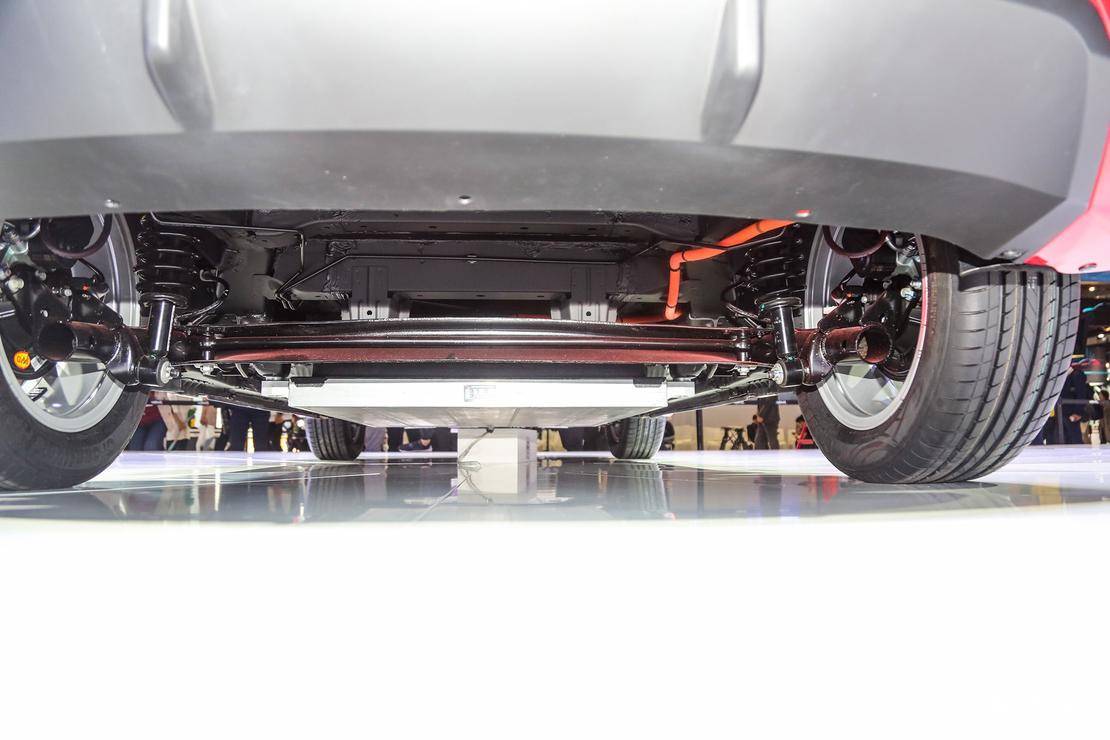 后悬为扭力梁式非独立悬挂 电池组布置在底盘下方编辑总结/昨日比亚迪