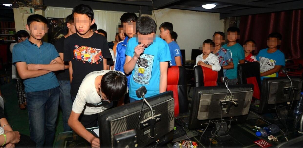 13岁少年锤杀父母:未成年的他,去网吧上网,为什么会畅通无阻?