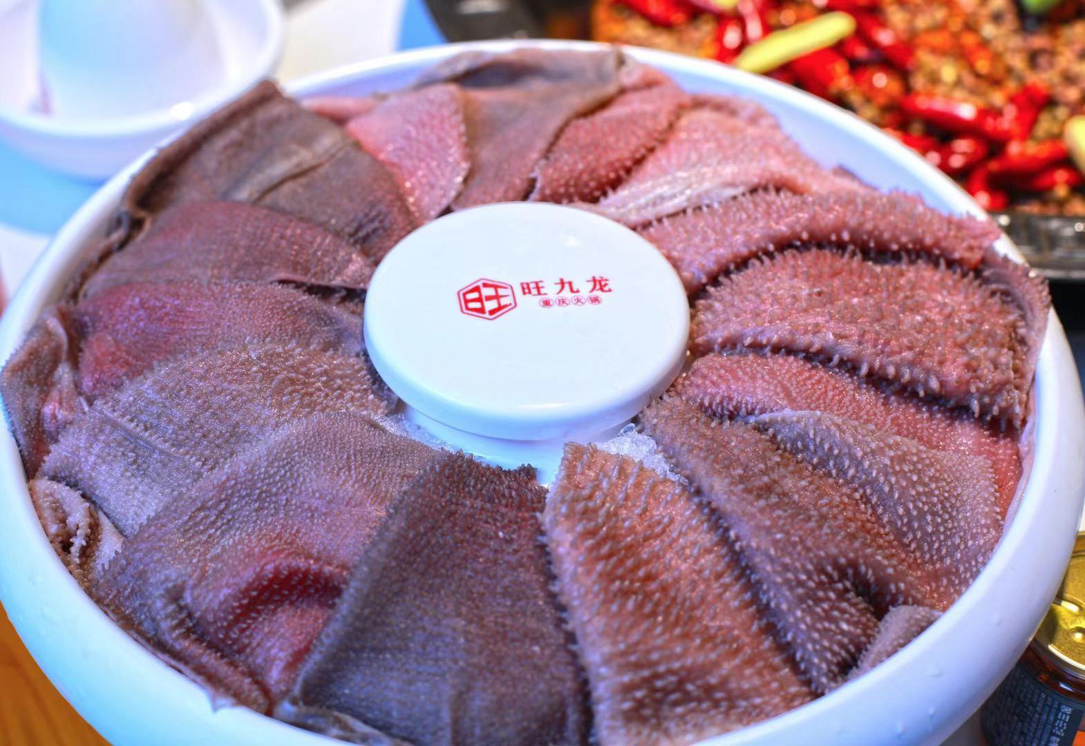 这家火锅店的血毛肚巴适惨了!