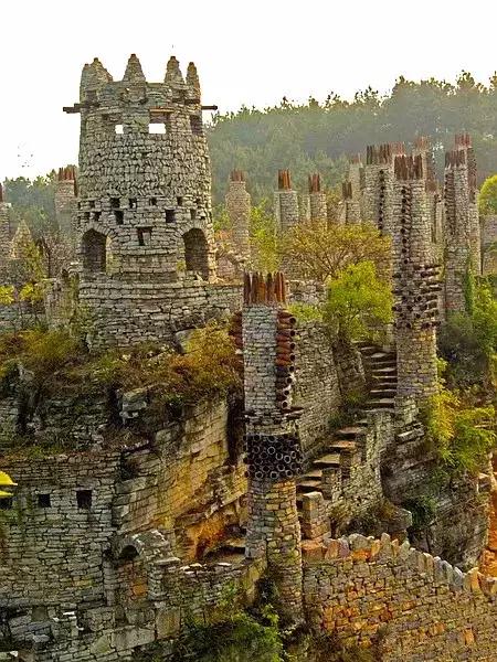 78岁贵阳大爷,在山谷里建造了一座石头城堡,童话世界也不过如此