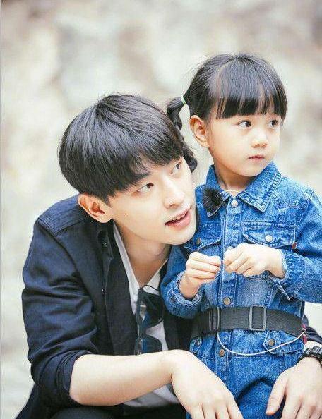 时隔一年,邓伦,小山竹再次同框!山竹长大啦,同框画面让人感慨