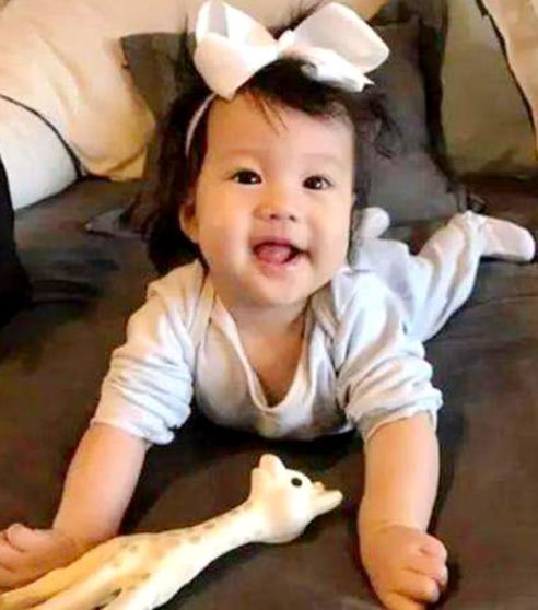 林心如女儿照片流出,软糯的样子可人爱,像极了爸爸这个睫毛精!