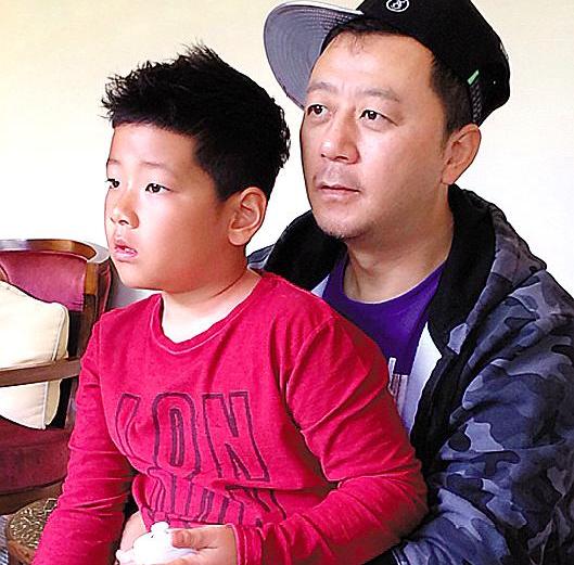 兄妹两人一个是演艺圈红人一个是春晚常客,但是两人却十分低调