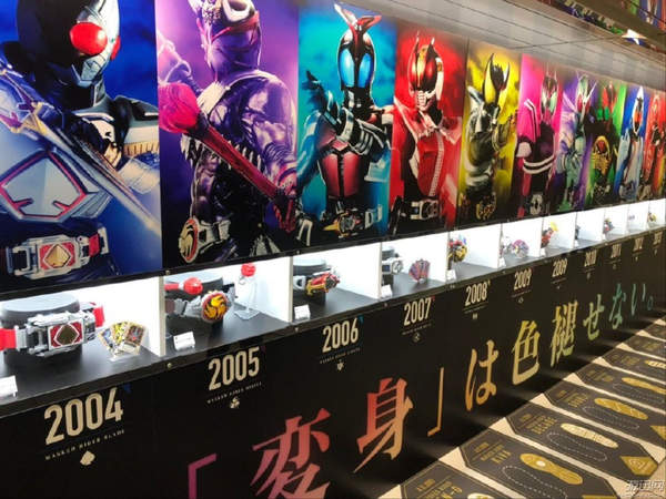 日本现平成假面骑士展览墙回顾历代骑士的英雄事迹
