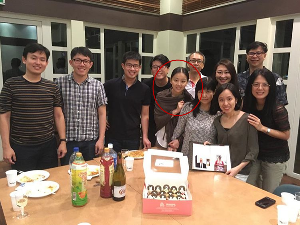 喜欢孩子的她,一直在当教师,这是胡雅斯在工作时的照片