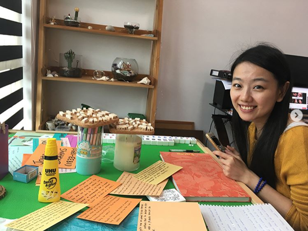 但实际上,褪去明星光环的胡雅斯一直在新加坡那边平稳生活着,她信佛