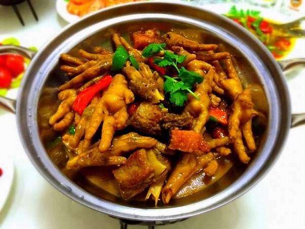 教你做一道排骨鸡爪炖土豆,简单易学,吃起来香辣可口