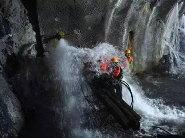 最难开凿的隧道:两年挖了156米,涌出的水能灌满15个西湖!