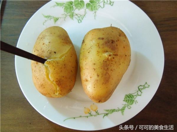 土豆清洗干净,放在水里煮10分钟,也可以蒸熟