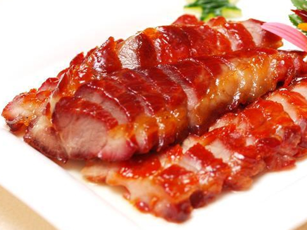 第三步:梅头肉切条状放入碗中,倒入混合好的调料腌制10小时以上,等不