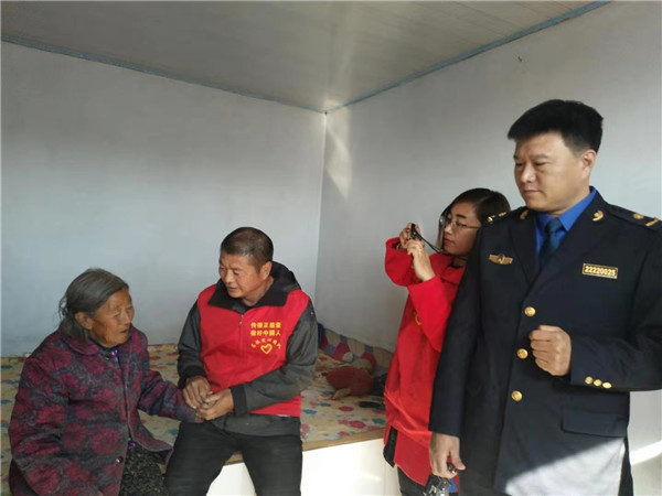 吉林省大安市高珉爱心团队携同大安市行政城执法局开展学雷锋活动