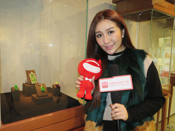 何超盈挺孕肚逛街,与未婚夫牵手秀恩爱,男方付款方式引争议