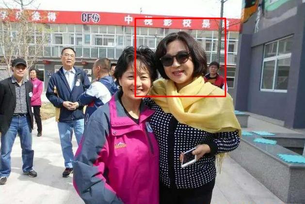 58岁的黄秋燕和58岁的利智,网友:李连杰选没选错一看便知