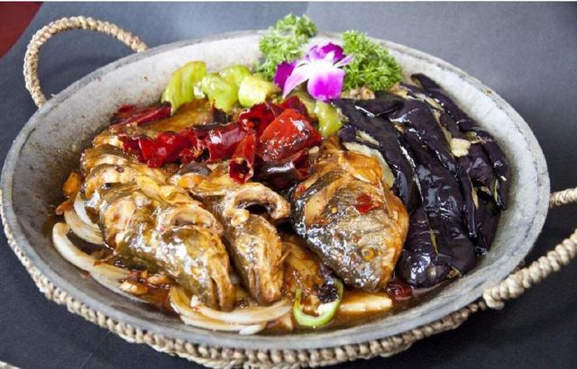 鲶鱼炖茄子,撑死老爷子,鲶鱼肥而不腻,茄子鲜香味浓,相得益彰