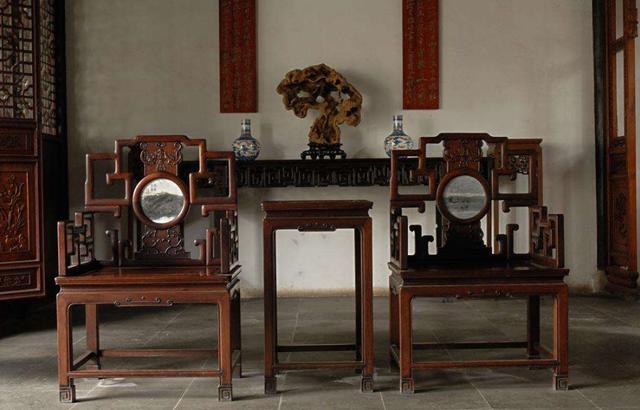 椅始源于魏晋时期,初名为胡床或者马扎,至唐朝开始出现有靠背的坐椅.