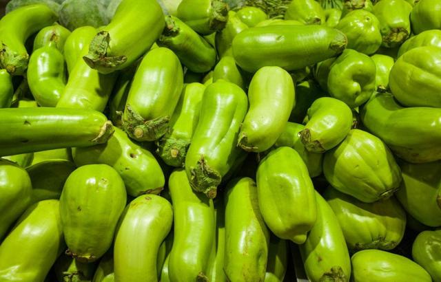 1品种不一,紫茄子要比绿茄子有营养,如果同类蔬菜,是紫色的表皮的要比