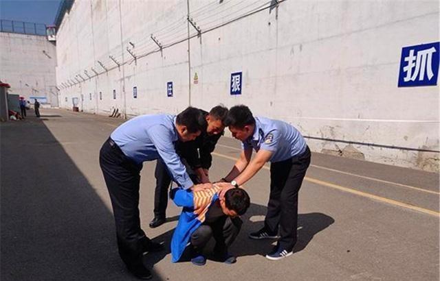 还有一种说法就是,也是为了体现文化这一块,在警察的严重抓住了犯人