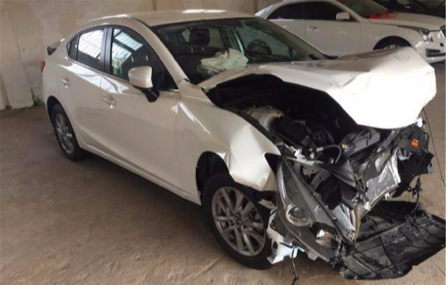 小伙在修理厂偶遇一台马自达3事故车车主看着心疼2万开走