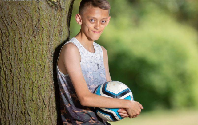 英国男孩患怪病吃再多也无法变胖,眼大脸尖被称为"外星人"