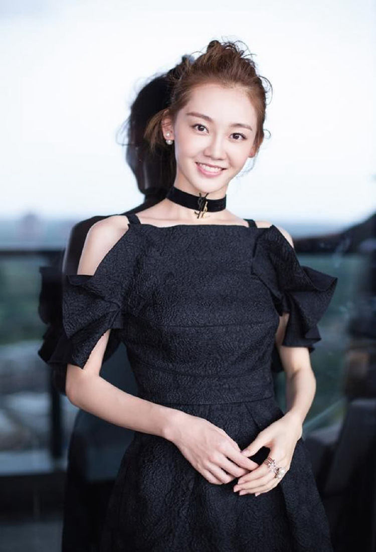 出道十年无人知晓,被选为女主票房大卖,现已成为当红小花!