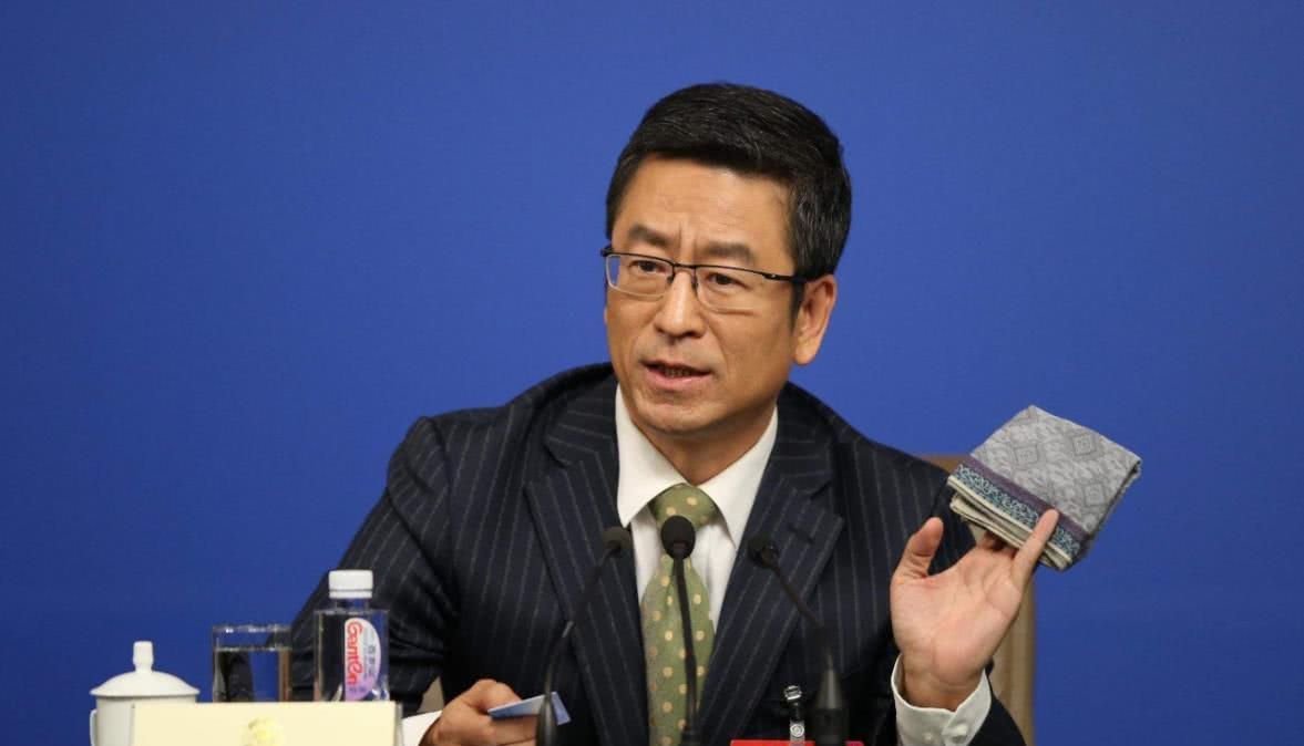 他在1993年参与创办了节目《东方时空》,并在1996的时候荣幸的做了