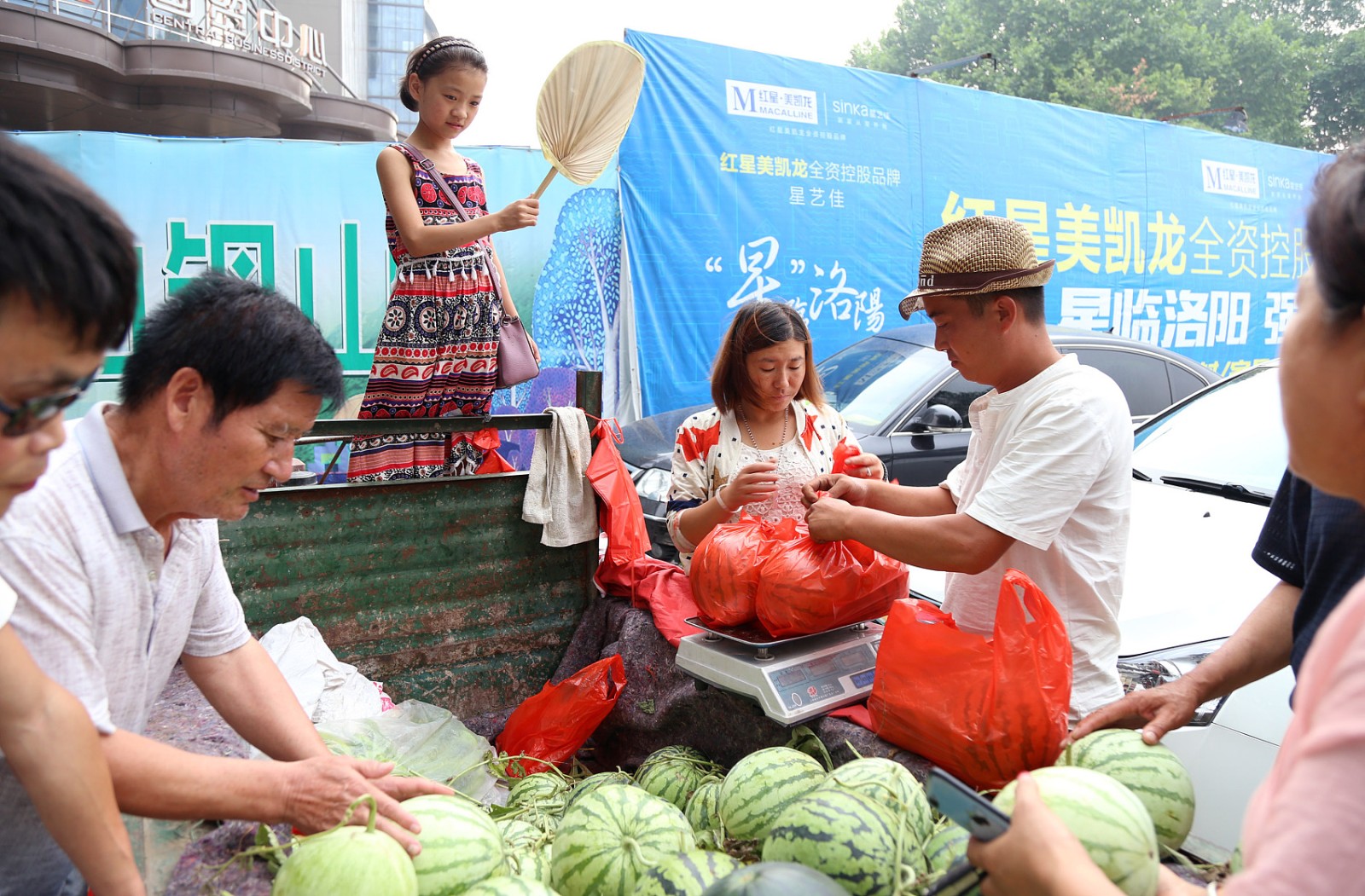 12岁女孩凌晨3点陪父母卖瓜:想多陪陪他们