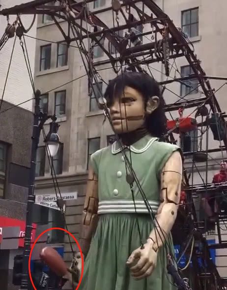 法国最诡异巨型木偶,小女孩张嘴的瞬间,网友:细思极恐!