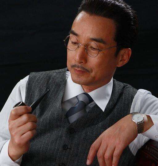 又一位大器晚成男演员,50岁演谍战剧成名,如今62岁婚姻家庭成谜