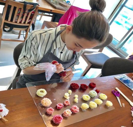 周杰伦赞昆凌做蛋糕太厉害