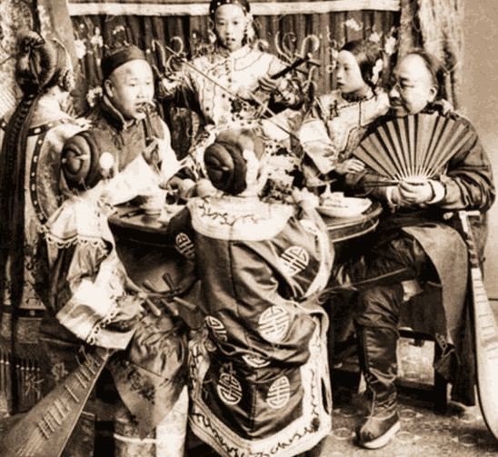 清朝贵族有钱人的餐桌和穷人的餐桌等级分明吃的东西差好