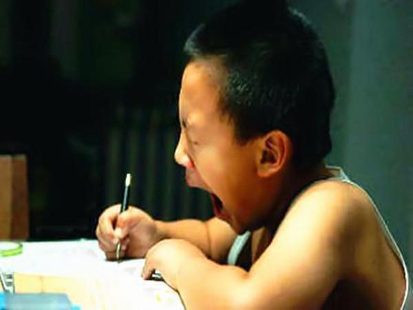 家长因孩子熬夜写作业叫屈,老师回复太扎心,网友说:同学要保重