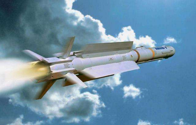 鹰击18导弹浮出水面, 2000公里内任何舰艇都拦不住, 军迷兴奋|反舰