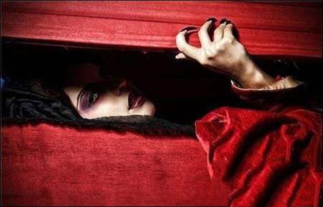 千年古墓中挖出46具妙龄女尸,全身闪发绿光,专家表示没见过