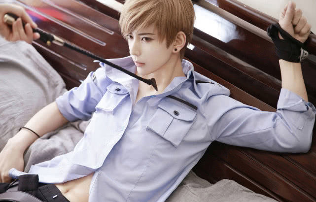 熊祁cos白起晒浴室照还原度爆表腰是真实存在的吗