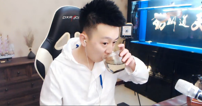 前yy神豪皇族天赐有人认为他是一种情怀有人却认为他是个笑话