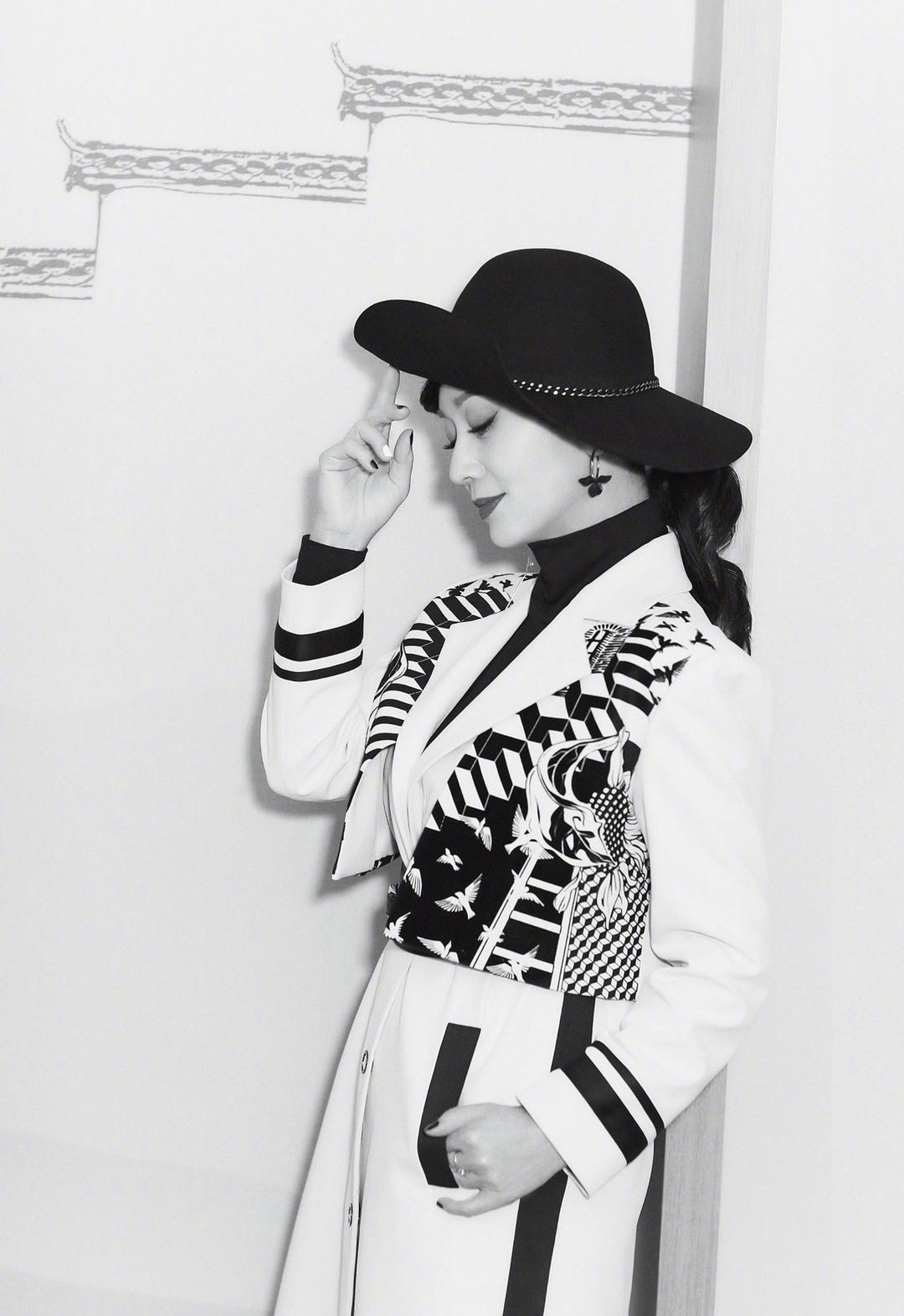 赵雅芝长款大衣搭配礼帽,晒黑白色调照片,复古名媛范十足!