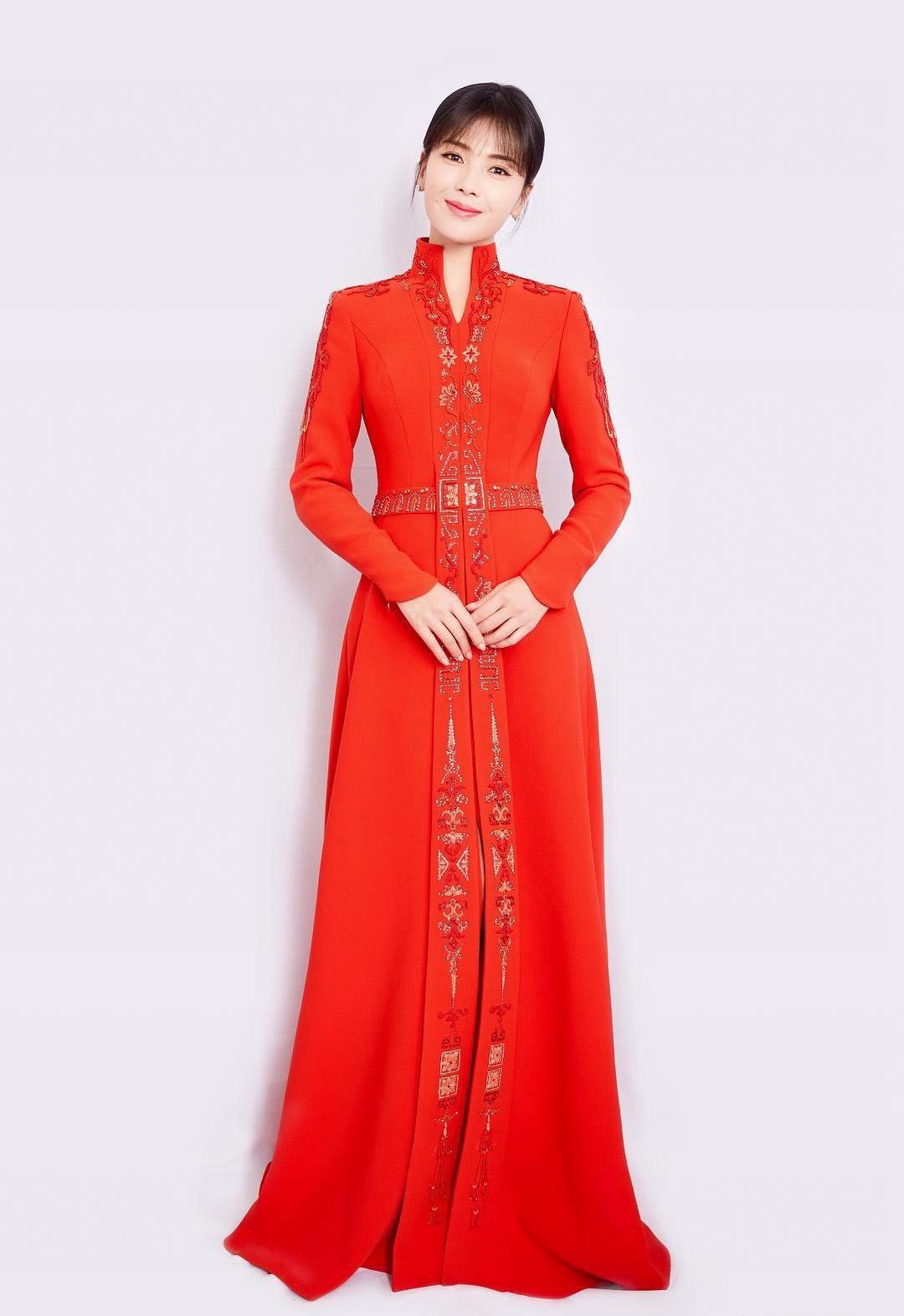 刘涛剪刘海后更甜美了,演绎两套中国红印花礼裙,美得惊艳又高级